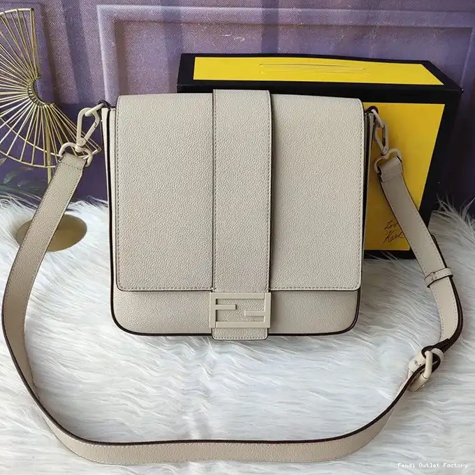 HOT Fendi Leather In Beige Romano Cuoio Medium Baguette Messenger 0304